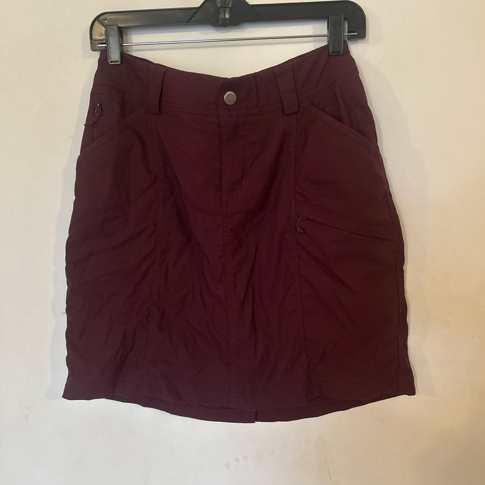 Duluth Size 6 Women's Burgundy Skort